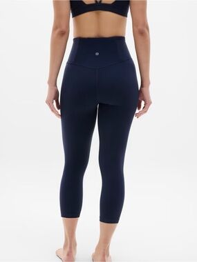 Athleta Ultra High-Rise 7/8 Tights Leggings in Navy. Excellent condition